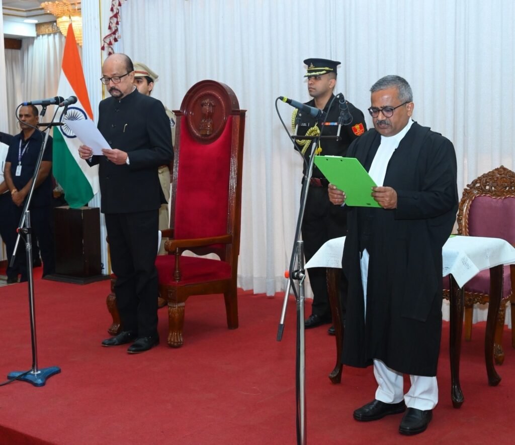 राज्यपाल डेका ने न्यायमूर्ति कृष्न राम  महापात्र को दिलाई छत्तीसगढ़ उच्च न्यायालय के मुख्य न्यायाधीश पद की शपथ