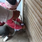 स्कूल के मुख्य द्वार के पास पोल्ट्री फार्म और पान दुकान, रहवासियों के विरोध पर निगम की कार्रवाई