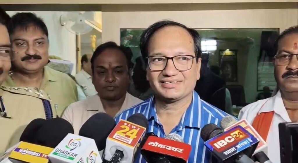 बुखार से तप रही थी छात्रा, उल्टी हुई तो उसी से साफ कराई कुर्सी; वीडियो वायरल, कलेक्टर ने लिया संज्ञान