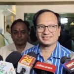 बुखार से तप रही थी छात्रा, उल्टी हुई तो उसी से साफ कराई कुर्सी; वीडियो वायरल, कलेक्टर ने लिया संज्ञान