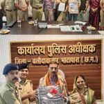 वर्दी में 35 साल का सफर पूरा, भावुक माहौल में एएसआई दिनेश शुक्ला को दी विदाई